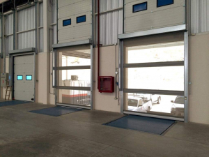 Puertas sin contacto, una innovación para reducir posibles contagios en almacenes
