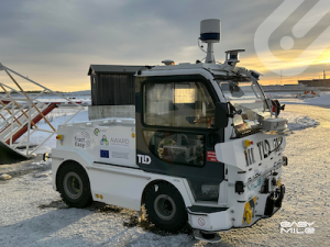Remolque autónomo de equipajes en la nieve en el aeropuerto Gardermoen de Oslo