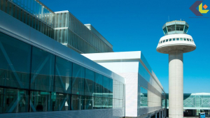 El Aeropuerto de Barcelona-El Prat ha finalizado el verano de 2024 con un dato que marcará un antes y un después en su historia: más de 5,4 millones de pasajeros transitaron sus instalaciones en agosto, un crecimiento del 8,9% en comparación con el mismo mes del año anterior. Este récord no solo representa una cifra impresionante, sino que también consolida a El Prat como uno de los aeropuertos más importantes del sur de Europa.

Un agosto de récords

El mes de agosto de 2024 quedará grabado en la memoria del aeropuerto catalán. Con más de 5,4 millones de pasajeros en un solo mes, el aeropuerto ha superado todos los pronósticos y ha roto su propio récord histórico. Este aumento del 8,9% con respecto a agosto de 2023 no solo refleja la recuperación del sector aéreo tras los efectos de la pandemia, sino que también pone de manifiesto el creciente interés de viajeros de todo el mundo por Barcelona como destino turístico y de negocios.

El repunte en el tráfico aéreo también ha sido impulsado por un aumento en la oferta de vuelos internacionales. Las aerolíneas han ampliado sus rutas hacia Barcelona, conectando la ciudad con más destinos en Europa, Asia y América. Esto ha sido clave para atraer tanto a turistas como a viajeros de negocios que eligen El Prat como punto de entrada o escala para sus desplazamientos.

El papel del turismo en el crecimiento

Es indudable que el turismo ha jugado un papel fundamental en este crecimiento. Barcelona sigue siendo uno de los destinos turísticos más atractivos de Europa, con millones de personas visitando sus playas, museos, y monumentos cada año. Este 2024, los visitantes han llegado en masa, gracias en parte a la mejora de las conexiones aéreas y a una serie de eventos internacionales que han tenido lugar en la ciudad.

Pero no todo es sol y playa. El sector de congresos y eventos empresariales ha contribuido enormemente al tráfico de pasajeros. Barcelona se ha consolidado como una ciudad de referencia para la celebración de congresos internacionales, ferias y eventos tecnológicos, lo que ha atraído a miles de profesionales de diferentes partes del mundo. Estos viajeros, que generalmente gastan más que el turista promedio, representan una parte importante del crecimiento del aeropuerto.

¿Qué implica este récord para el aeropuerto?

Este nuevo récord no solo tiene implicaciones a nivel de prestigio para el Aeropuerto de Barcelona-El Prat, sino que también plantea importantes desafíos en términos de gestión y capacidad. El aeropuerto ha tenido que adaptarse rápidamente a este crecimiento para evitar problemas de saturación y garantizar una experiencia óptima para los pasajeros.

En los últimos meses, las autoridades aeroportuarias han implementado mejoras en la infraestructura, incluyendo la ampliación de las zonas de embarque y desembarque, así como la optimización de los servicios de control de seguridad. Estas medidas han permitido que el aeropuerto pueda manejar este aumento en el flujo de pasajeros sin que se produzcan grandes inconvenientes.

Sin embargo, a largo plazo, será necesario realizar inversiones más significativas si se espera que este crecimiento continúe. La posible construcción de una nueva terminal o la ampliación de las actuales instalaciones son algunas de las propuestas que se han puesto sobre la mesa para garantizar que El Prat pueda seguir siendo competitivo y mantener su nivel de servicio.

Desafíos para el futuro

A pesar del éxito de este verano, el Aeropuerto de Barcelona enfrenta varios retos en los próximos años. El principal desafío será cómo gestionar el crecimiento de pasajeros sin comprometer la sostenibilidad. Barcelona es una ciudad que ha apostado fuertemente por el turismo responsable, y este aumento del tráfico aéreo podría generar preocupaciones en términos de impacto ambiental.

Además, la infraestructura actual del aeropuerto tiene un límite, y si el crecimiento continúa a este ritmo, será necesario tomar decisiones sobre cómo aumentar la capacidad. El debate sobre la ampliación del aeropuerto ha generado controversia entre los que apoyan el crecimiento económico y los que priorizan la sostenibilidad ambiental.

Otro de los retos a enfrentar será cómo mejorar la conectividad con el resto de la región. Actualmente, muchos viajeros tienen que recurrir a otros medios de transporte para llegar desde el aeropuerto hasta el centro de la ciudad o incluso otras localidades cercanas. La mejora de los accesos al aeropuerto y el desarrollo de una red de transporte público más eficiente serán clave para que Barcelona-El Prat continúe siendo un aeropuerto de referencia.

El futuro de El Prat

El récord alcanzado este verano es, sin duda, motivo de celebración para el Aeropuerto de Barcelona-El Prat. El incremento del número de pasajeros refleja el atractivo de la ciudad y la fortaleza del sector aéreo. Sin embargo, el aeropuerto deberá enfrentarse a importantes retos en los próximos años para seguir creciendo de manera sostenible y eficiente.

Barcelona ha demostrado ser un destino de referencia tanto para turistas como para viajeros de negocios, y el aeropuerto ha sido un pilar fundamental en esta consolidación. El Prat tiene ahora la oportunidad de seguir evolucionando y convertirse en un hub de referencia a nivel mundial, siempre que se realicen las inversiones y los ajustes necesarios para gestionar este crecimiento.